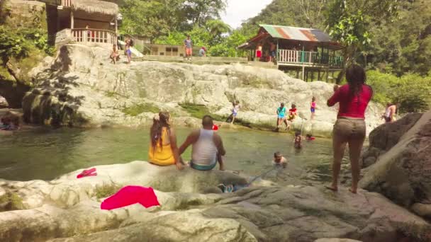 Pessoas locais se divertindo na Lagoa Azul perto de Tena Equador — Vídeo de Stock