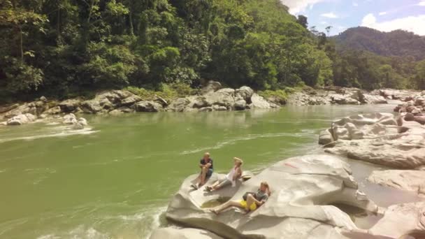 Turistas disfrutando del paisaje del río Mulatos en el Parque Nacional Llanganates — Vídeos de Stock