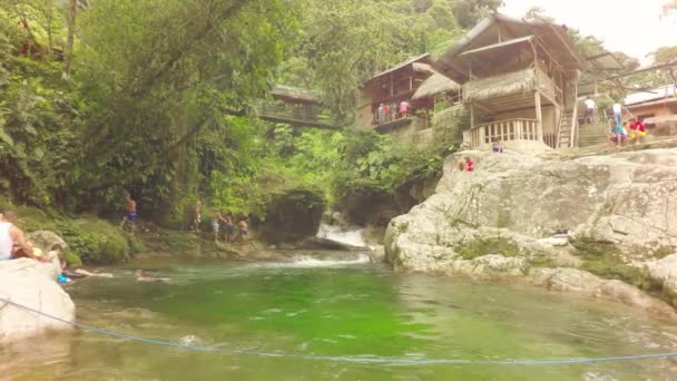 Anak-anak sedang bersenang-senang di kolam renang alami — Stok Video