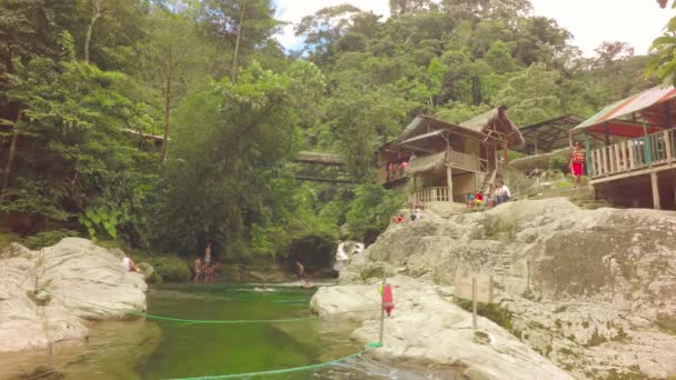 Lidé na dovolené v Blue Lagoon Village v Ekvádoru — Stock video