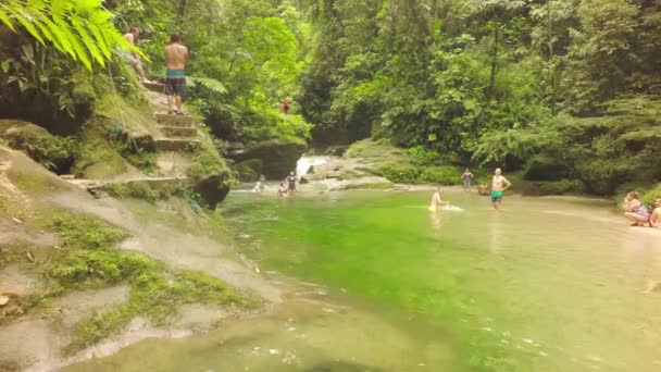 Gente disfrutando de la playa Blue Lagoon en la selva ecuatoriana — Vídeos de Stock