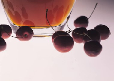 Beyaz arka planda meyve suyu dolu kirazlar 