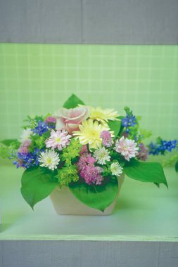 Parlak taze çiçek ile şık çiçek kompozisyon görünümü Kapat