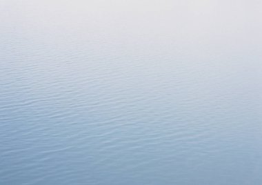 Dağ nehir sakin su ile