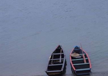 Akşam vakti nehirde iki tekne 