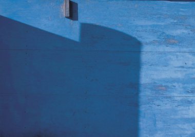 Duvarında gölgeler olan renkli arkaplan, soyut arkaplan 