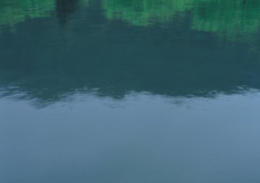 Dağ nehir sakin su ile