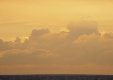 deniz suyu üzerinde görkemli bulutlu gökyüzü doğal görünümünü