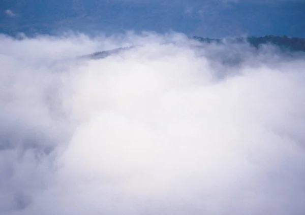 Vista Panorámica Majestuoso Paisaje Nublado Sobre Montañas Brumosas — Foto de Stock