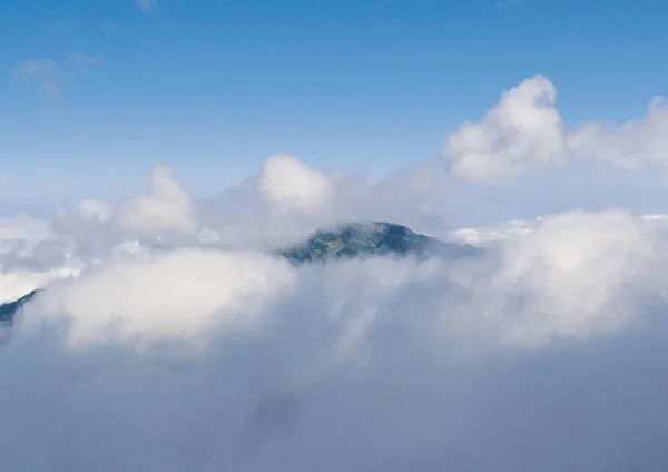 Vista Panorámica Majestuoso Paisaje Nublado Sobre Montañas Brumosas — Foto de Stock