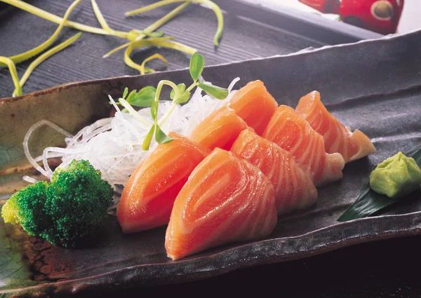Çiğ somon, wasabi ve yosun.