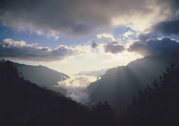Живописный Вид Величественного Облачного Пейзажа Над Туманными Горами — стоковое фото