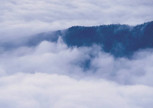 Vista Panorámica Majestuoso Paisaje Nublado Sobre Montañas Brumosas — Foto de Stock