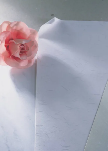 Vue Rapprochée Papier Blanc Avec Fleur Artificielle — Photo