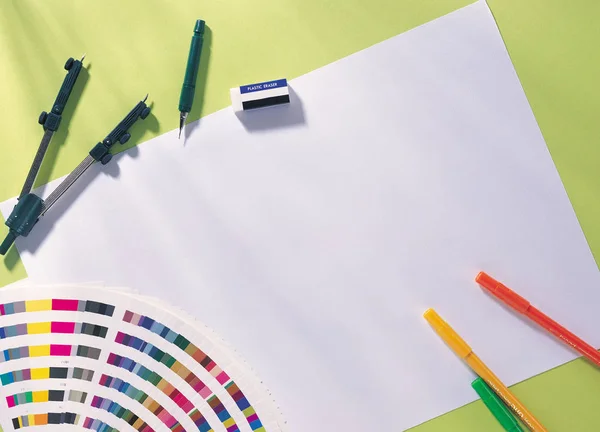 Zamknij Widok Pustego Papieru Długopisy Kolorowe — Zdjęcie stockowe