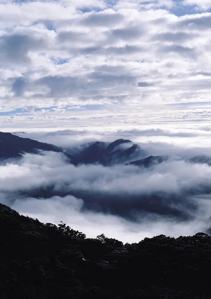 Vista Panorámica Majestuoso Paisaje Nublado Sobre Montañas Brumosas — Foto de Stock