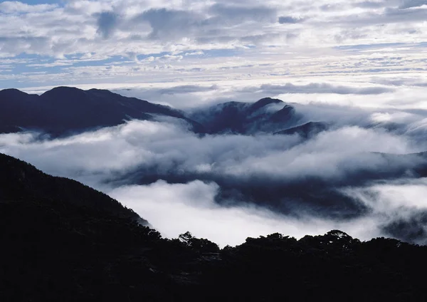 Schilderachtig Uitzicht Majestueuze Cloudscape Mistige Bergen — Stockfoto