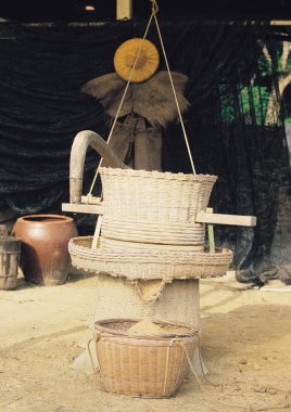 Arkaplanda ahşap sepetler, kapatın.