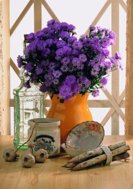 masadaki vazodaki çiçeklerin yakın görünümü