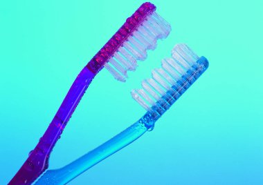 Renkli arkaplanda diş fırçalarının kapatılması
