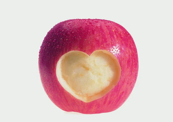 Corazón Forma Manzana Roja Sobre Fondo Blanco — Foto de Stock