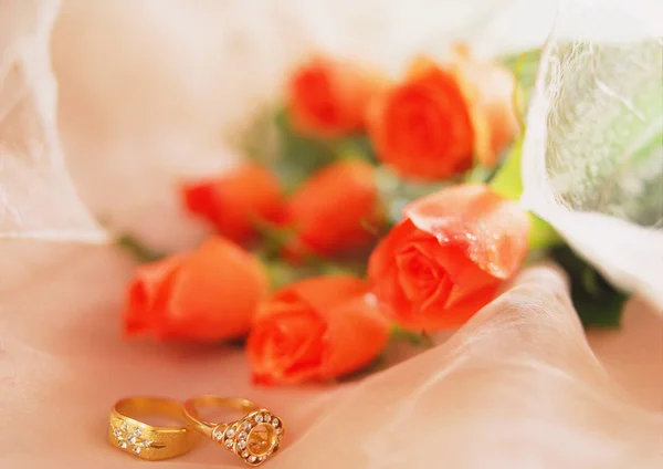 Wedding Rings Beautiful Flowers Background — Stock Photo, Image