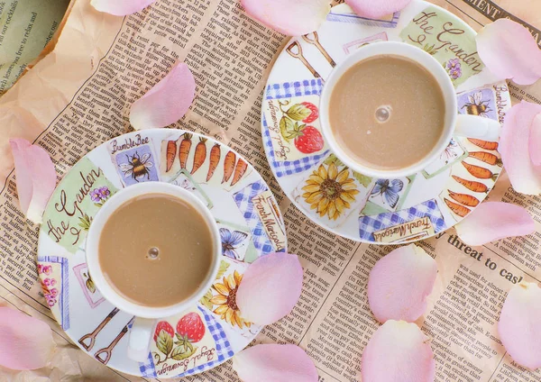 Tasse Kaffee Mit Blütenblättern Auf Tischhintergrund — Stockfoto