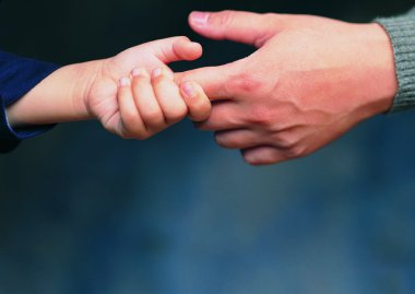 Kişinin el hareketlerinin yakınlaştırılması 