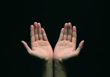 Kişinin el hareketlerinin yakınlaştırılması 