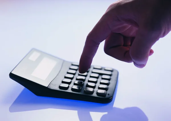 Closeup Van Persoon Hand Holding Calculator — Stockfoto