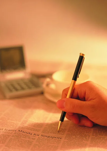 Nahaufnahme Einer Person Die Stift Über Zeitung Hält — Stockfoto