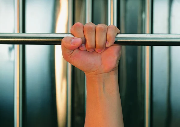 Zbliżenie Osoby Trzymającej Rurę Metalową Rękę — Zdjęcie stockowe