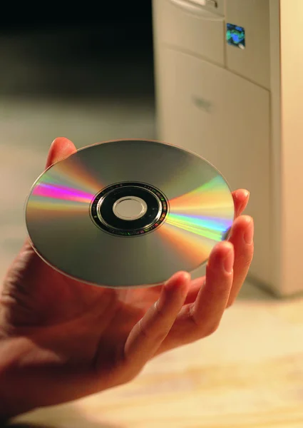 Pendekatan Tangan Orang Yang Memegang Disket Kompak — Stok Foto