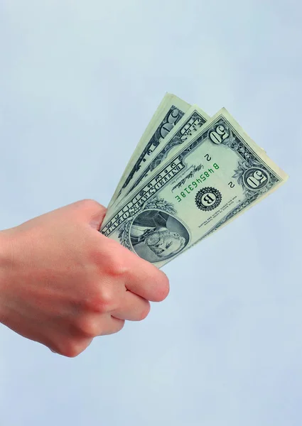 お金を持っている人の手の閉鎖 — ストック写真