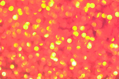 karanlık gökyüzünde patlayan renkli havai fişekler