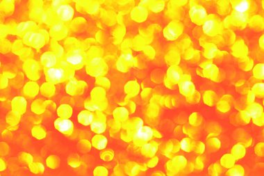 karanlık gökyüzünde patlayan renkli havai fişekler