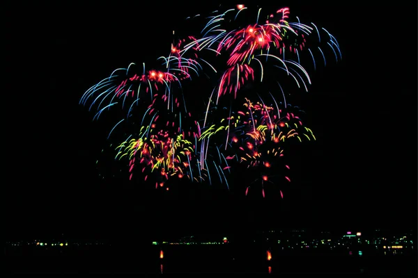 Farbenfrohes Feuerwerk Explodiert Dunklen Himmel — Stockfoto