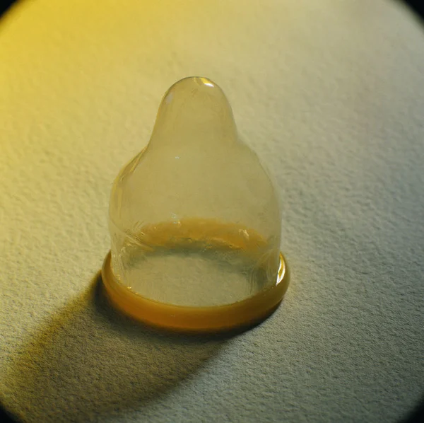 Fechar Preservativo Sobre Fundo Gradiente Colorido — Fotografia de Stock