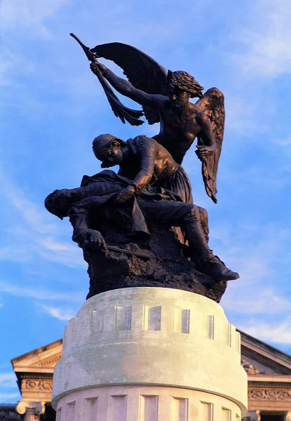 Γραφικό Άγαλμα Την Ημέρα Θέα Στην Ευρωπαϊκή Αρχιτεκτονική — Φωτογραφία Αρχείου