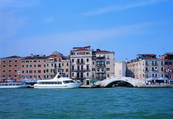 Overdag Uitzicht Boten Het Kanaal Van Venetië Omgeven Door Oude — Stockfoto