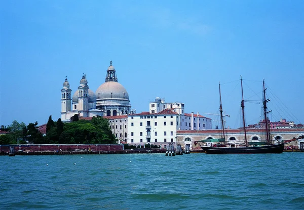 Denní Pohled Lodě Kanálu Benátek Obklopen Starými Budovami — Stock fotografie