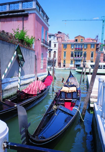 Overdag Uitzicht Boten Het Kanaal Van Venetië Omgeven Door Oude — Stockfoto