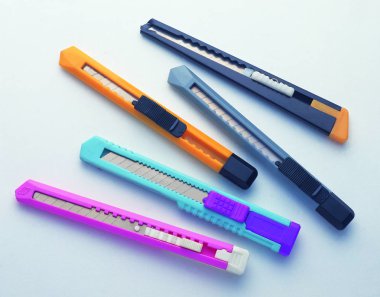 arka planda ofis bıçakları