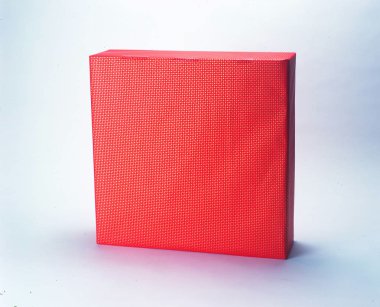 beyaz arkaplanda kırmızı kutu