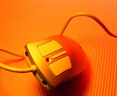 dokulu arka planda bilgisayar fare