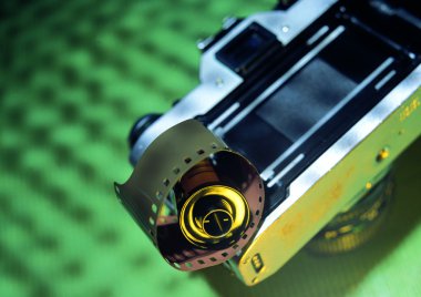 Dijital cihazlı renkli bir arkaplan. Kameranın gradyan arkaplandaki görüntüsünü kapat