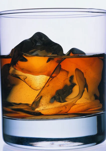 Nahaufnahme Von Whisky Auf Weißem Hintergrund — Stockfoto