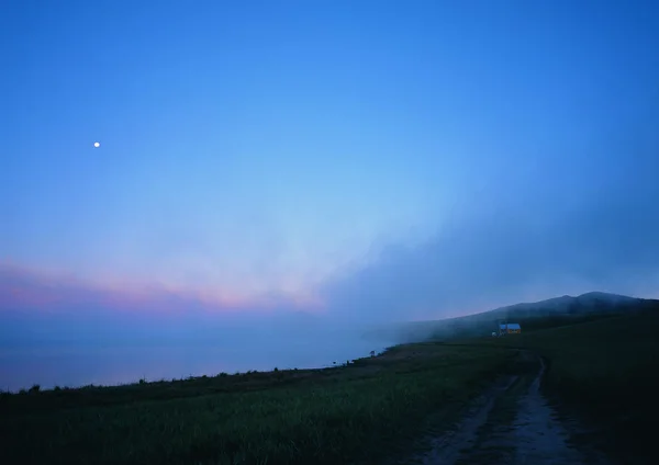 黄昏时分土路的美丽景色 — 图库照片