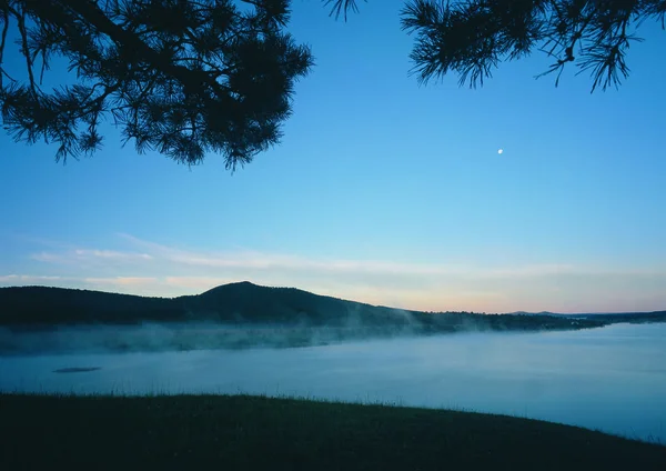 Gyönyörű Kilátás Ködös Tóra — Stock Fotó