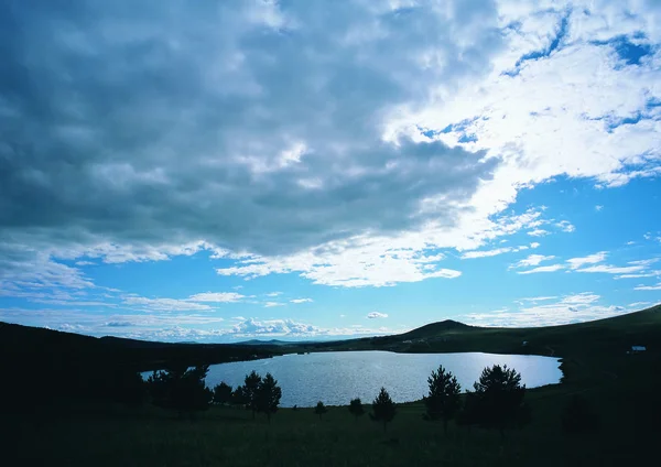 Прекрасный Вид Озеро Облачное Небо — стоковое фото